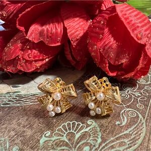 LISNER vintage faux pearl golden clip ons